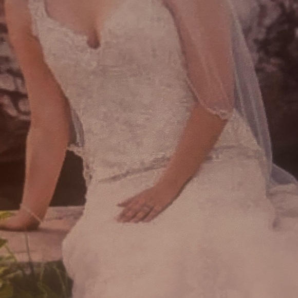 Maggie Sottero White Lace Wedding Dress - Picture 4 of 16